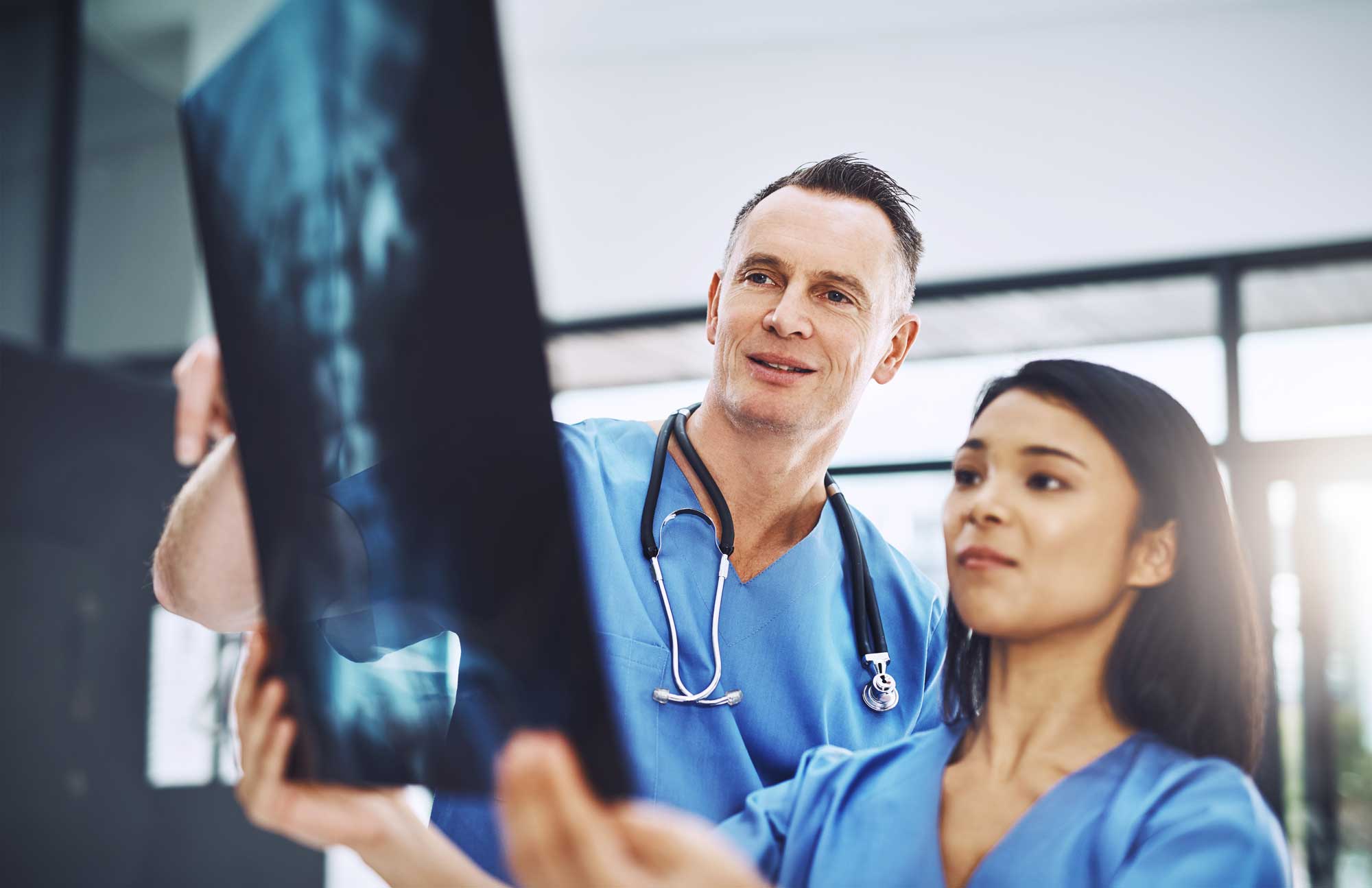 Två läkare som kollar på en röntgenbild